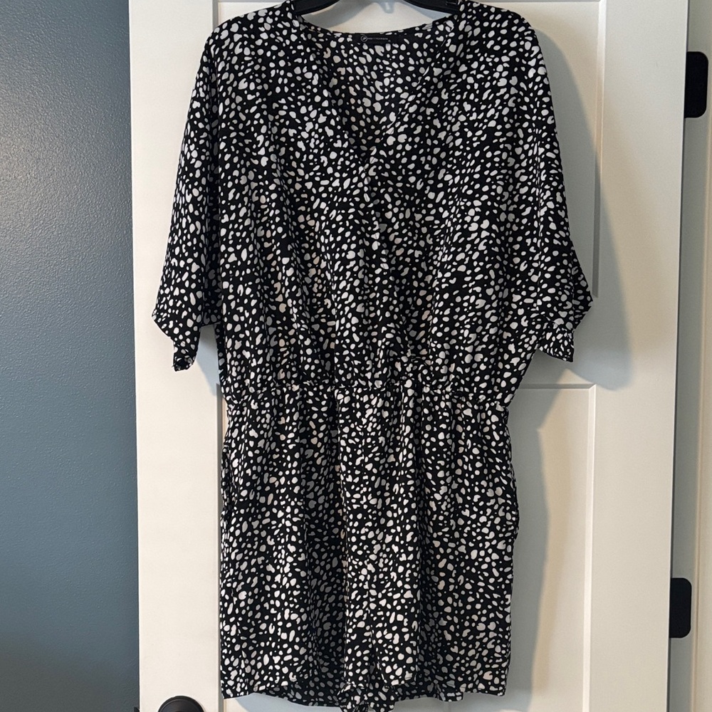 pretty garden, size Xl Elegant Black and White Women's Romper